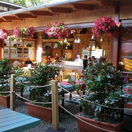 Hotel Saloon Злин Экстерьер фото